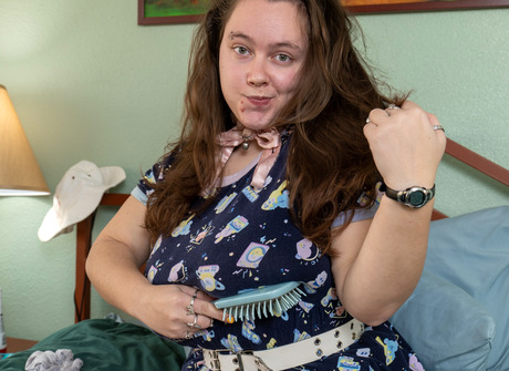 BBW amateur Bonnie T showing off enormous breasts in the bedroom - 3 of 12