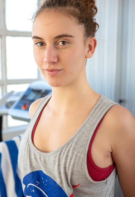 Fit amateur teen Giorgia showing perky tits and naked athletic body - 3 of 16