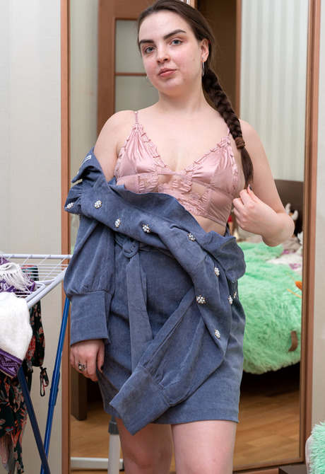 Chubby amateur cutie Veronyka spreading pussy in bed - 4 of 16