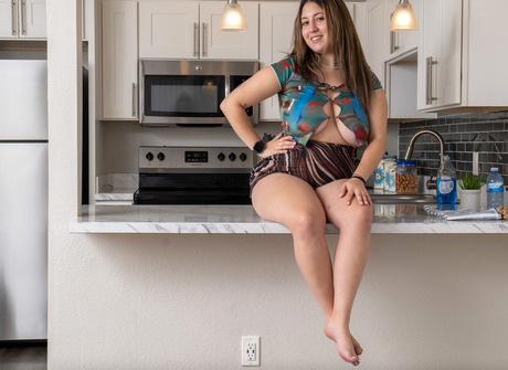 BBW amateur Emily W showing natural big breasts and spreading - 2 of 12