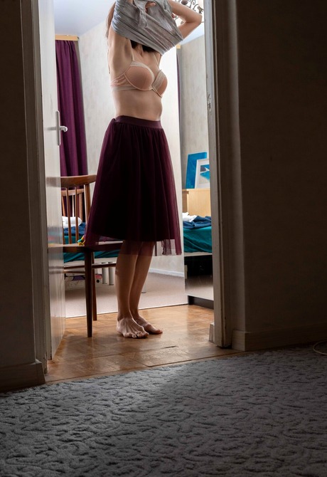 Amateur girl Helena R putting bra and panties on in doorway